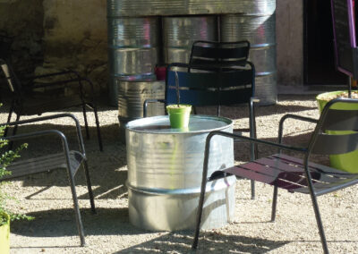 table et fauteuils à l'ombre